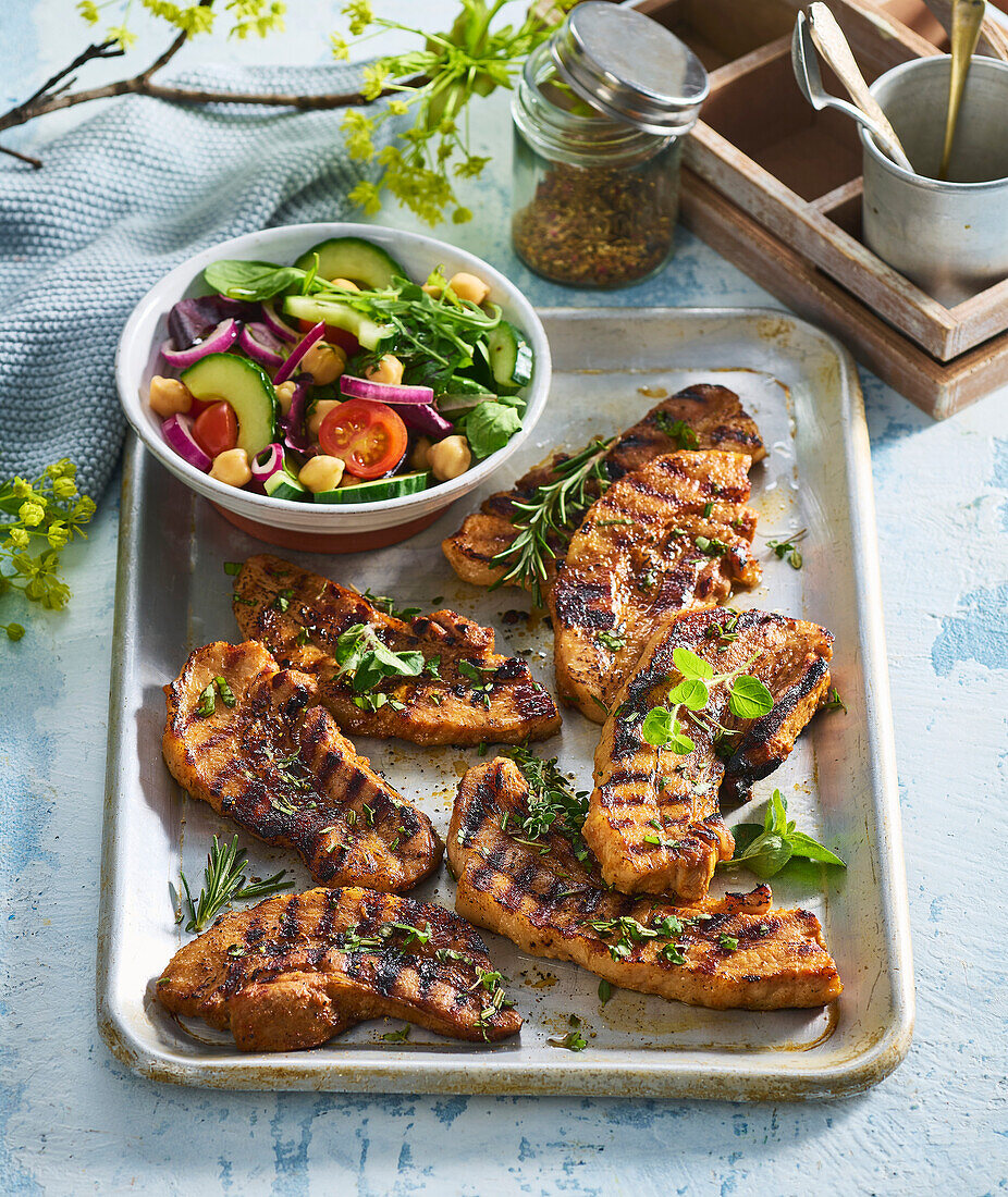 Gegrillter Schweinebauch mit Gemüsesalat