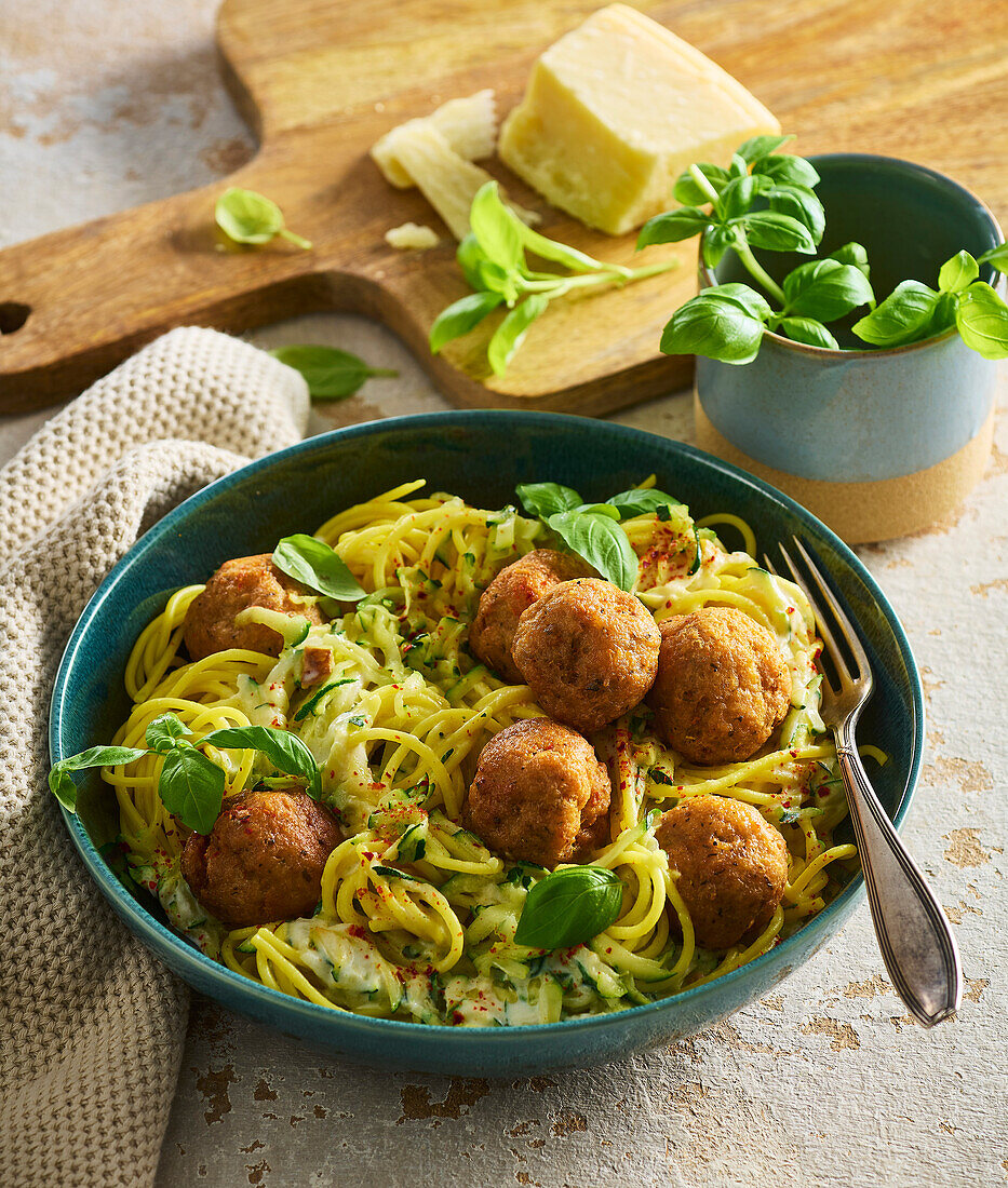 Spaghetti mit Zucchinisauce und Hähnchen-Hackbällchen