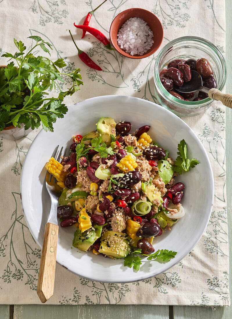 Pikanter Thunfischsalat mit Avocado und Bohnen