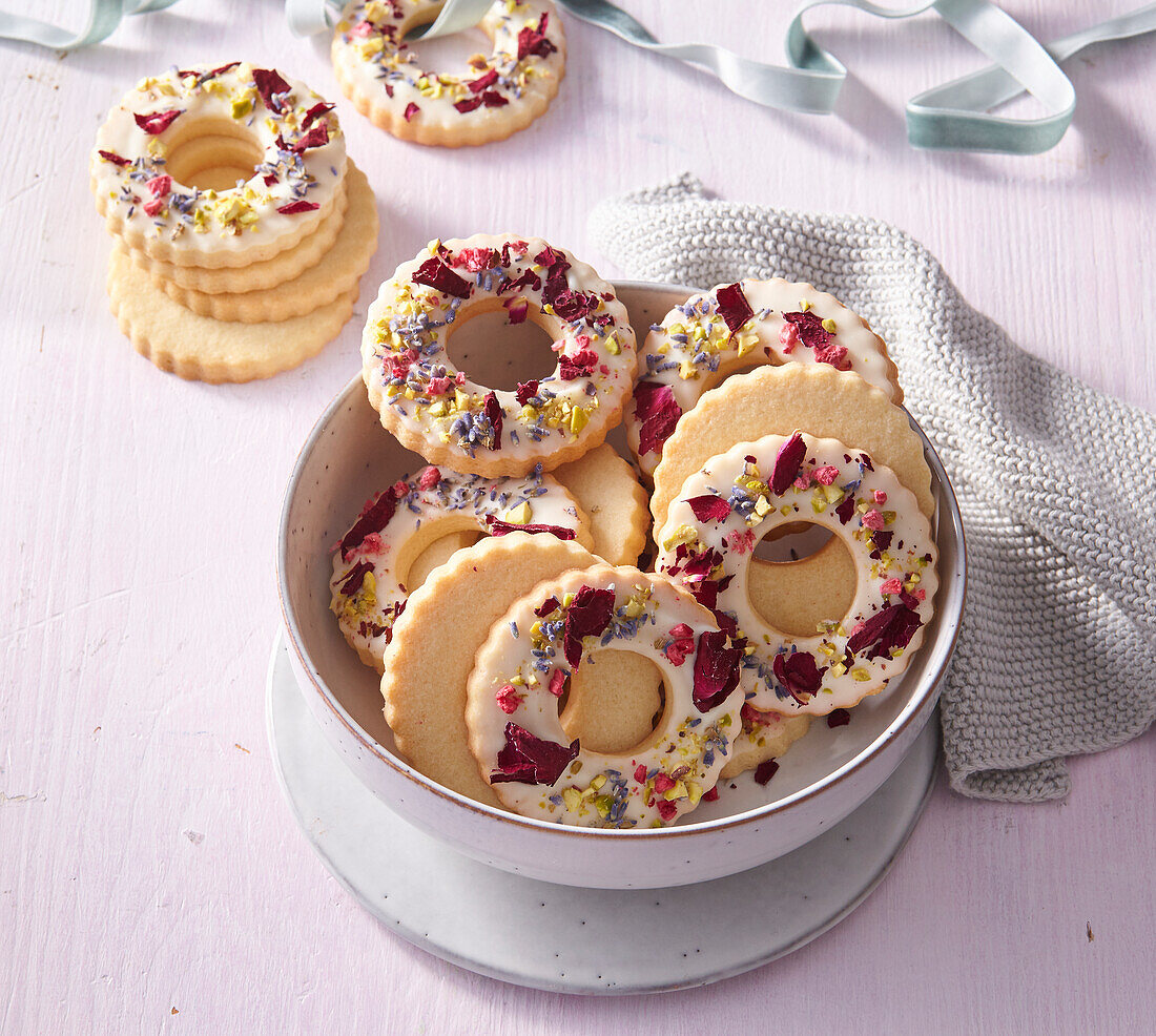 Mürbteigringe mit essbaren Blüten und Zuckerguss