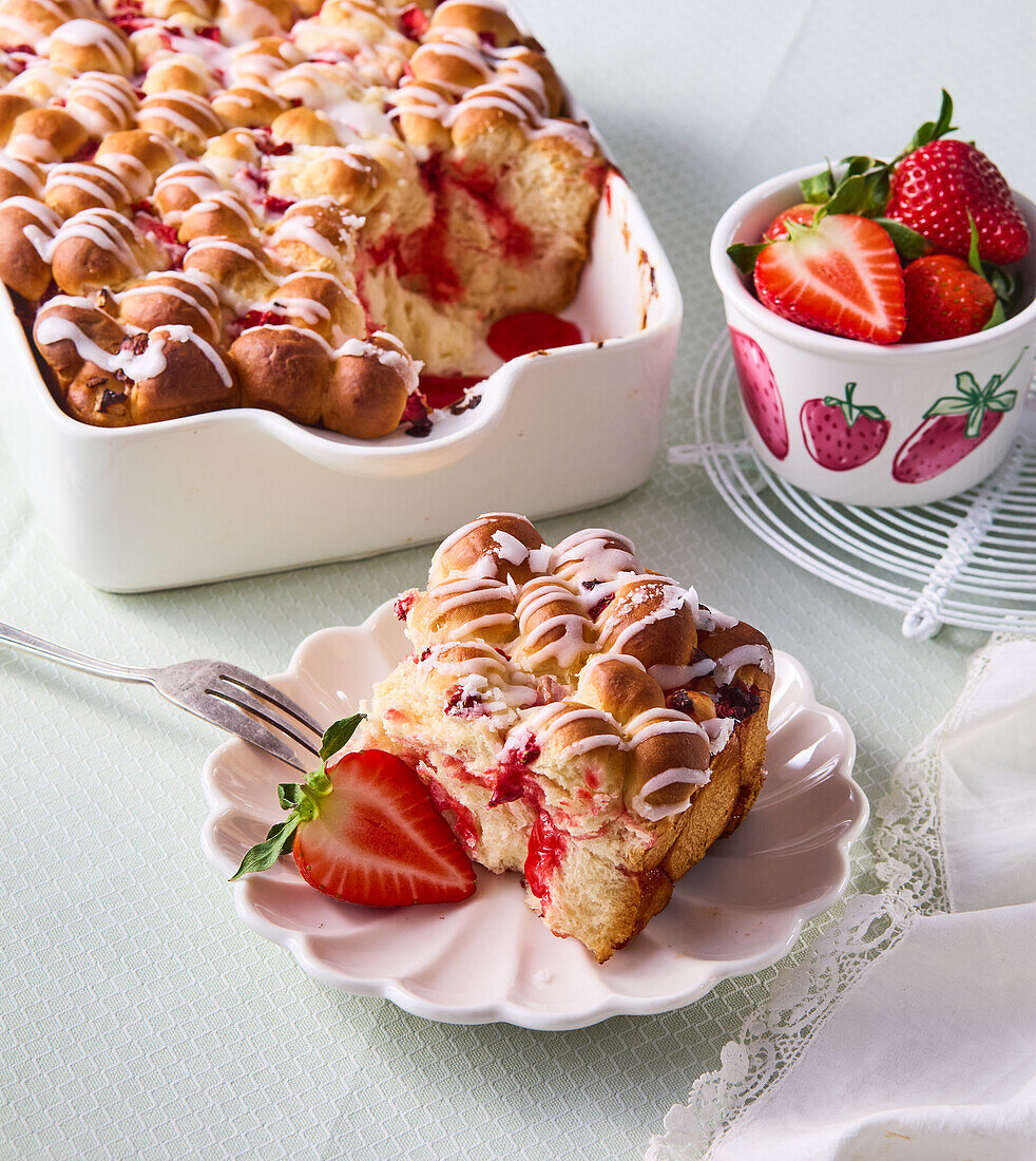 Erdbeer-Brotpudding mit Zuckerguss