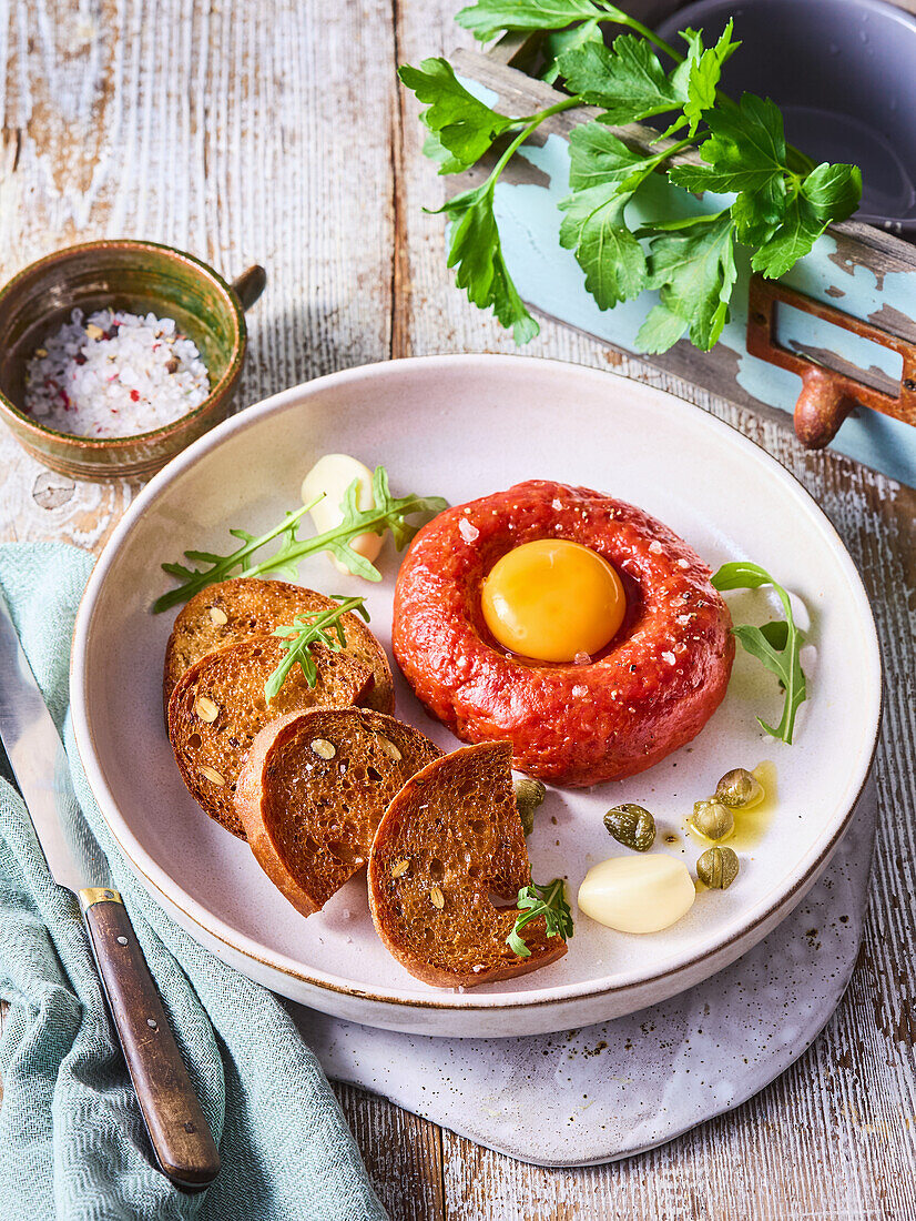 Rinder-Tartar mit Ei, Kapern und Röstbrot