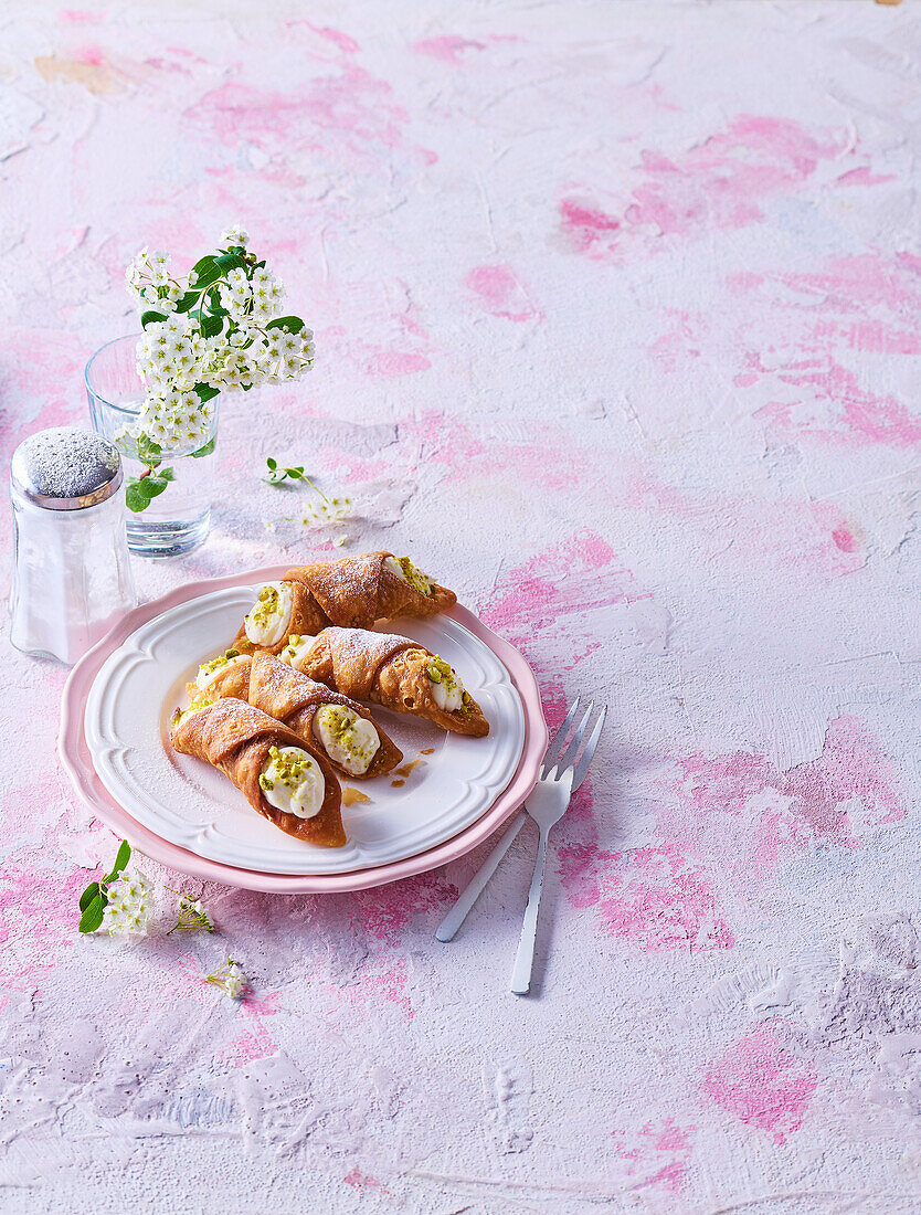 Cannoli mit Limoncello-Creme und Pistazien