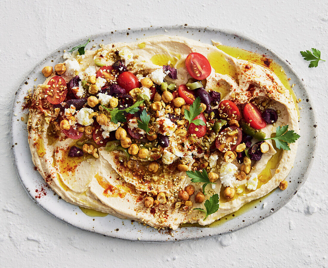 Hummus mit gerösteten Kichererbsen und Gemüse