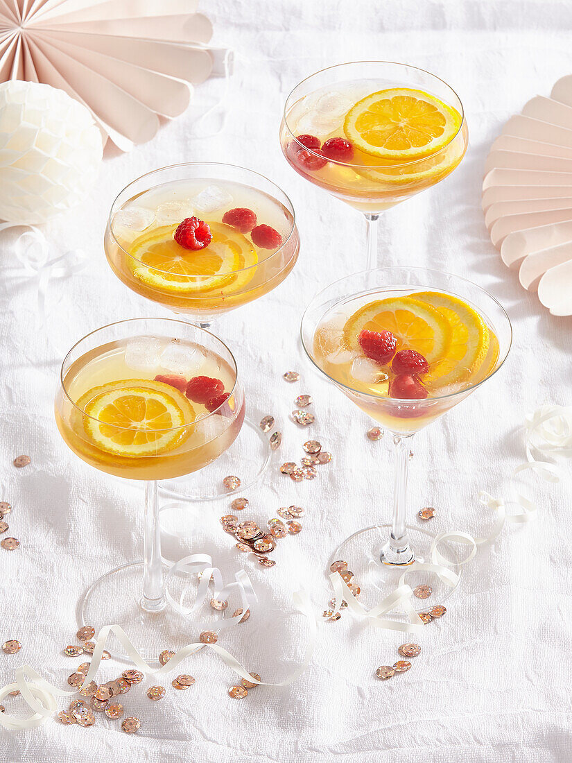 Orangencocktail mit Ananas, Kokos und Rum