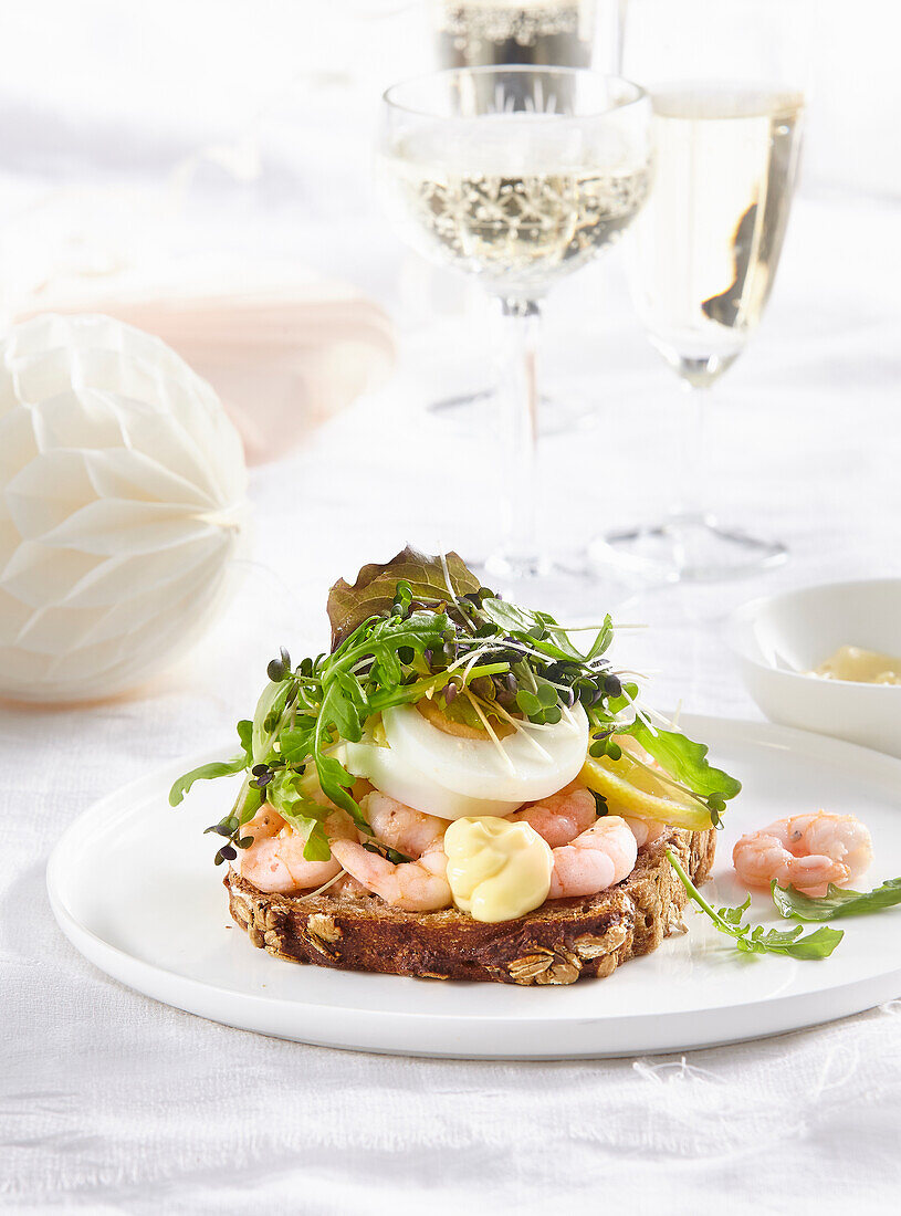 Dänisches Smørrebrød mit Garnelen und Ei