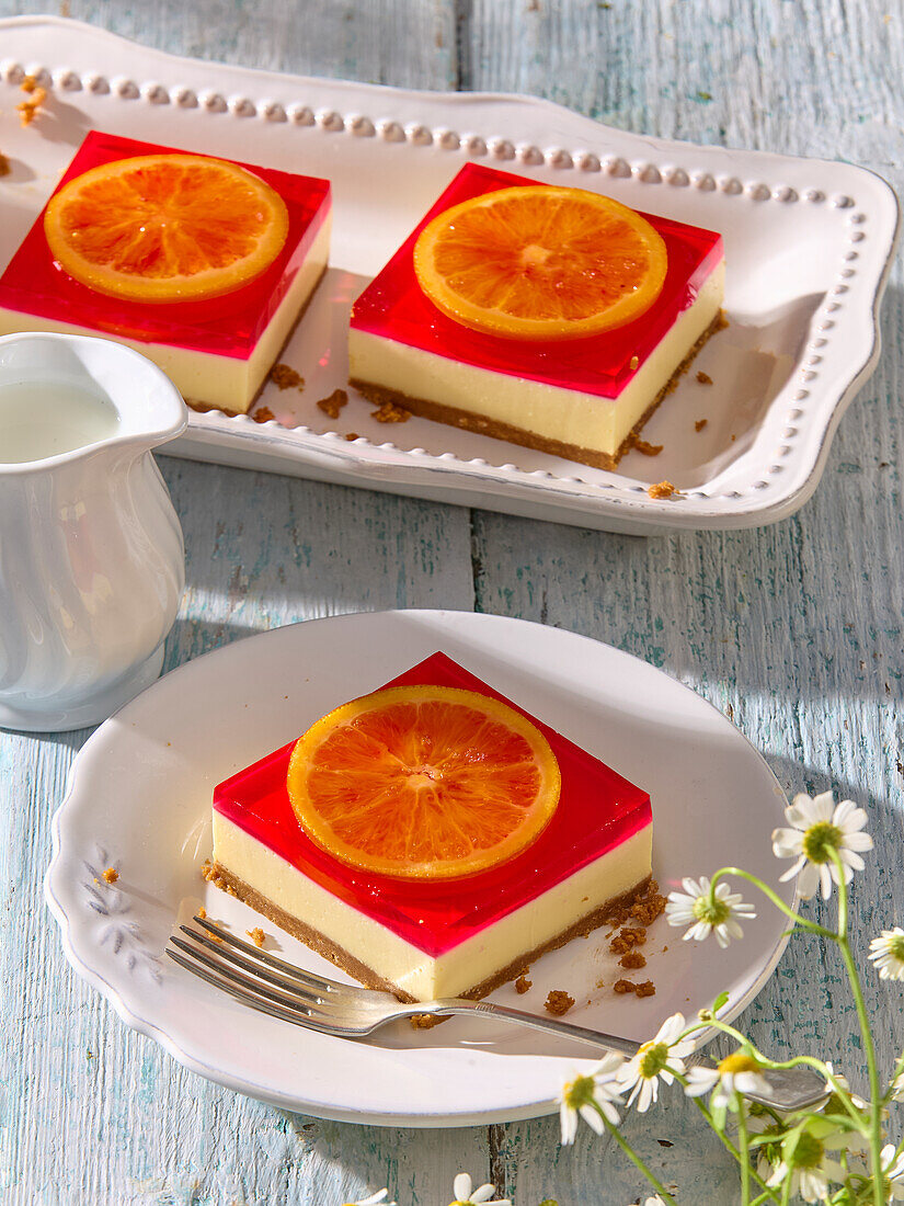 Orangen-Käsekuchen mit Gelee und Keksboden