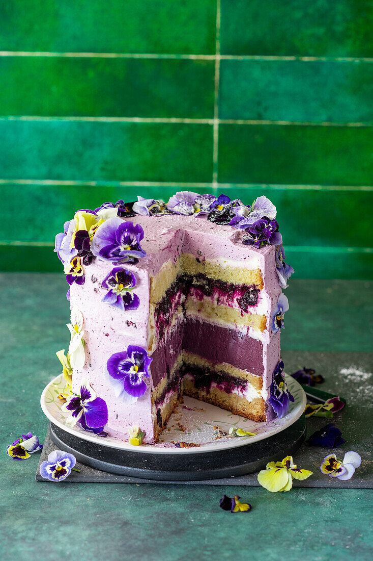 Schichttorte mit Heidelbeeren und Essblüten