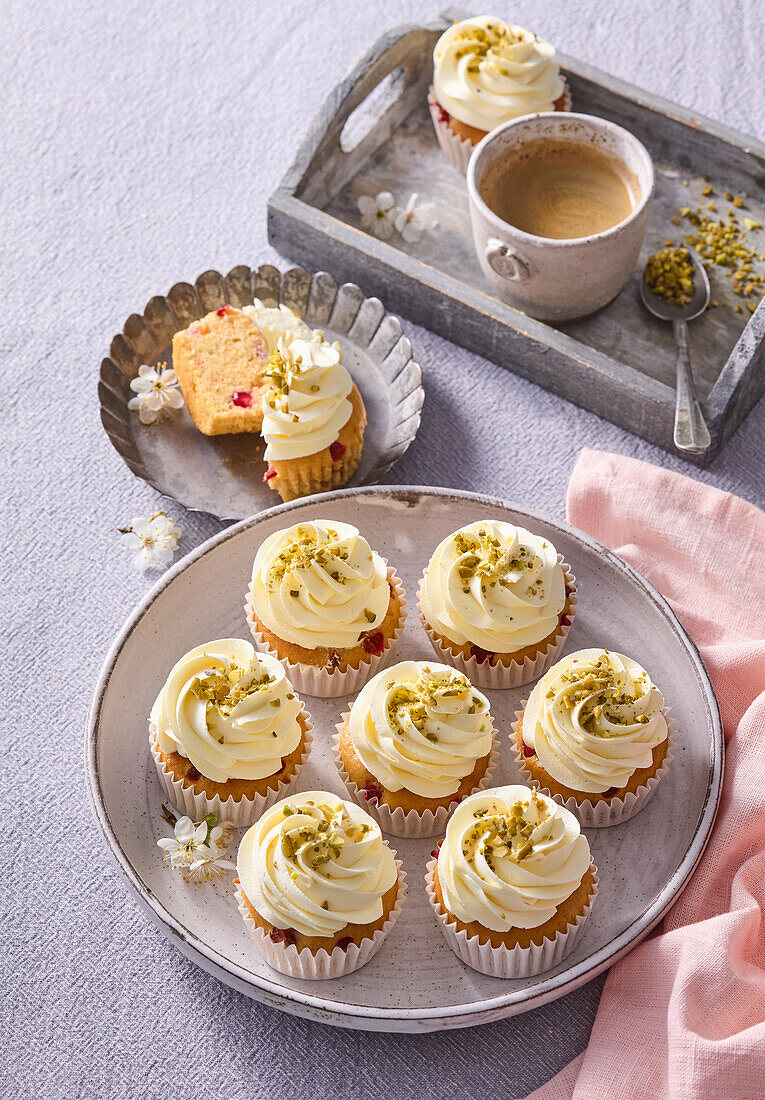 Süßkartoffel-Cupcakes mit Pistazien und Sahnecreme