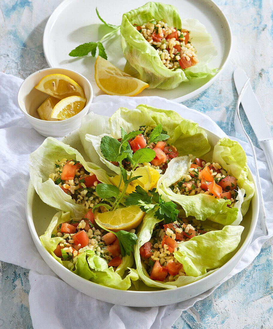 Tabbouleh-Salat in Salatblättern serviert