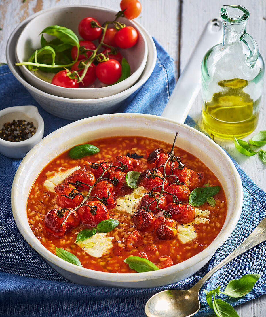 Tomatenrisotto mit gebratenen Kirschtomaten, Mozzarella und frischem Basilikum