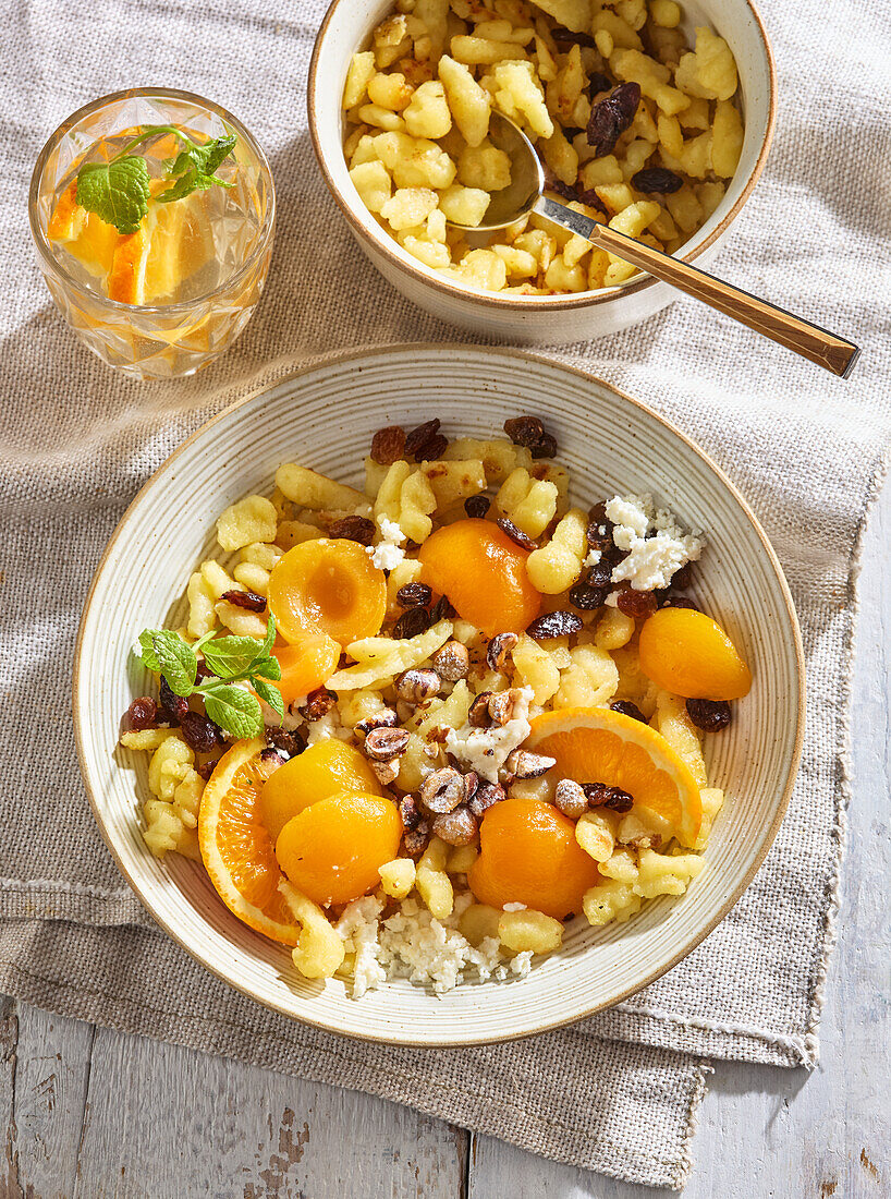 Süße Gnocchi mit Aprikosen, Nüssen und Rosinen