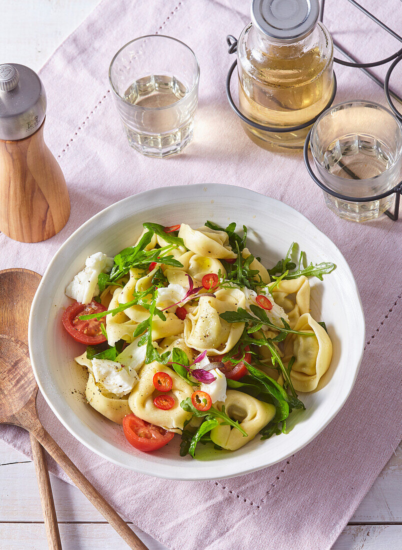 Tortellinisalat mit Mozzarella, Rucola und Tomaten