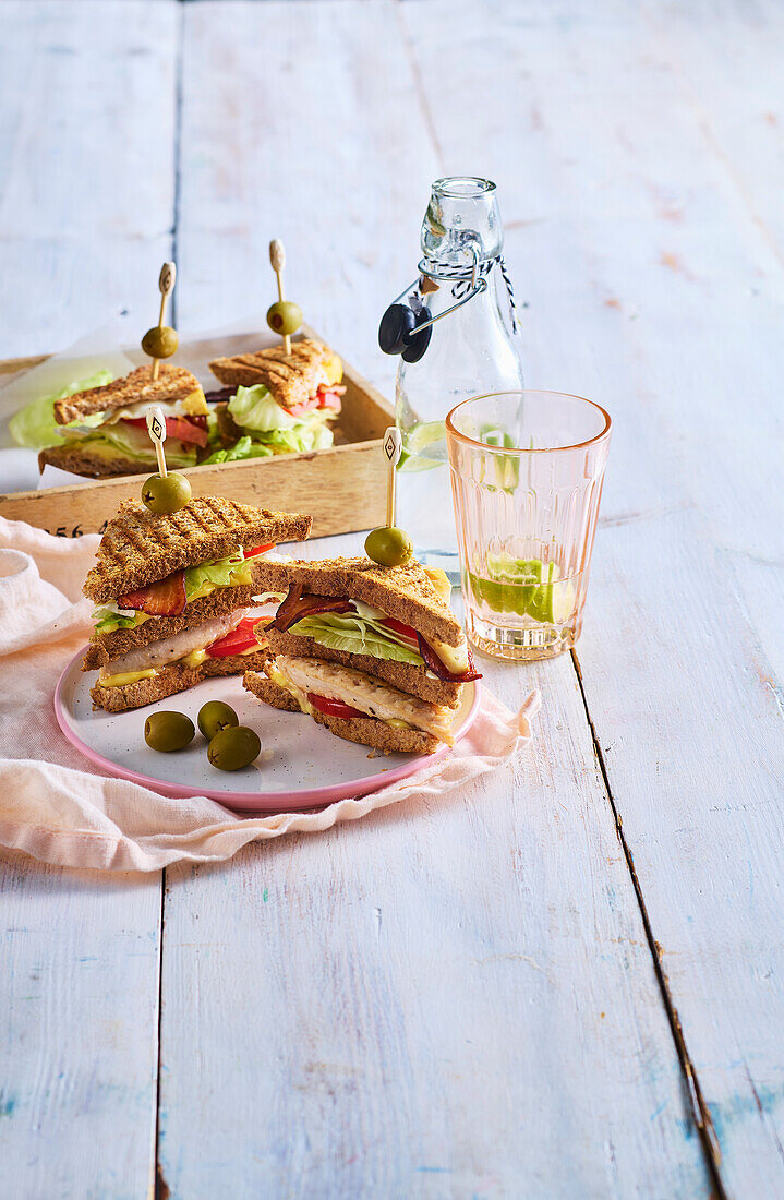 Turkey Club Sandwich mit Speck, Salat und Oliven