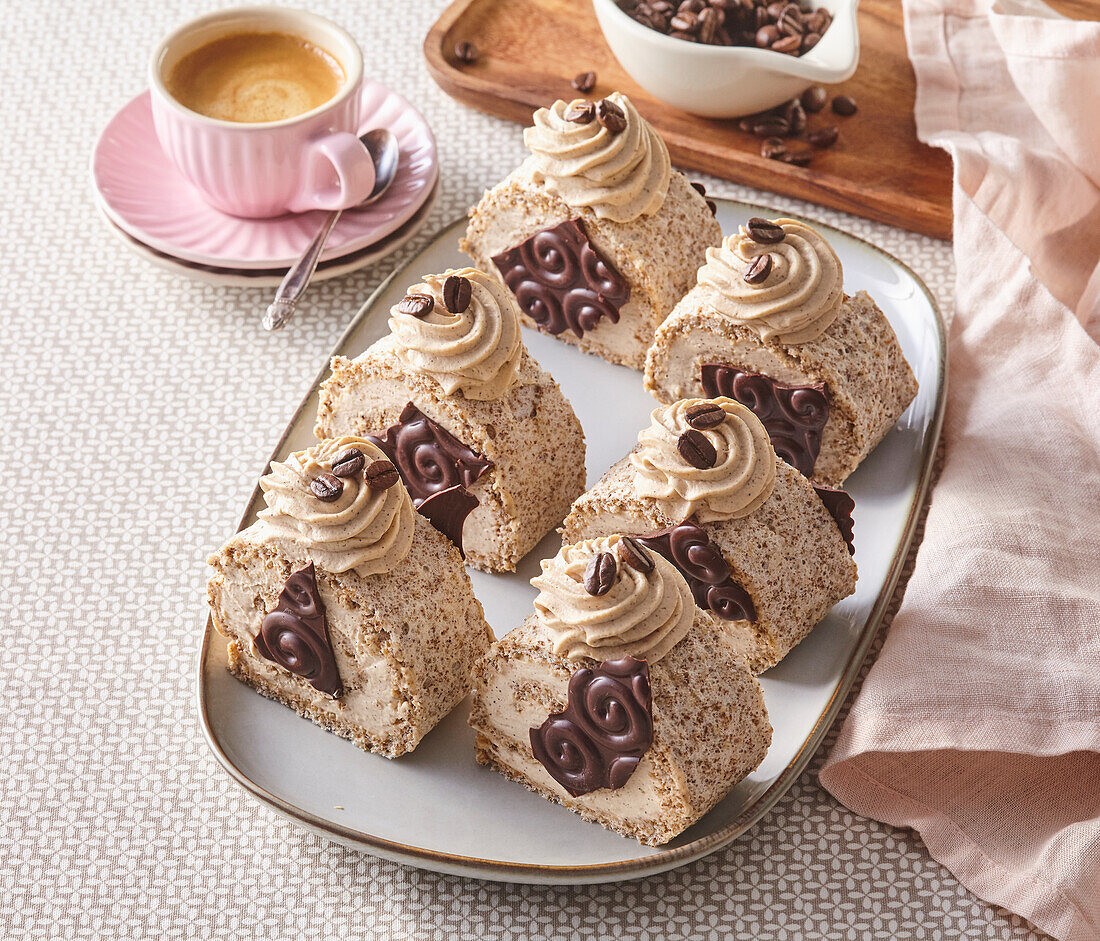 Walnuss-Baiser-Rolle mit Kaffeecreme