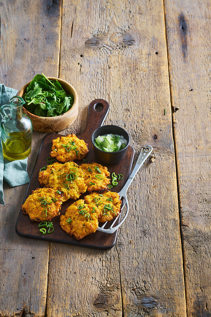 Gemüse-Fritters mit Gurkendip und Frühlingszwiebeln