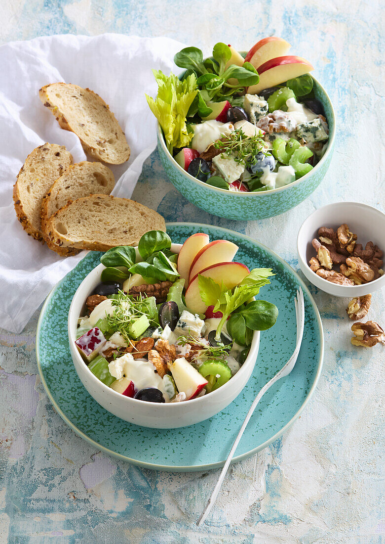 Waldorfsalat mit Blauschimmelkäse und Walnüssen