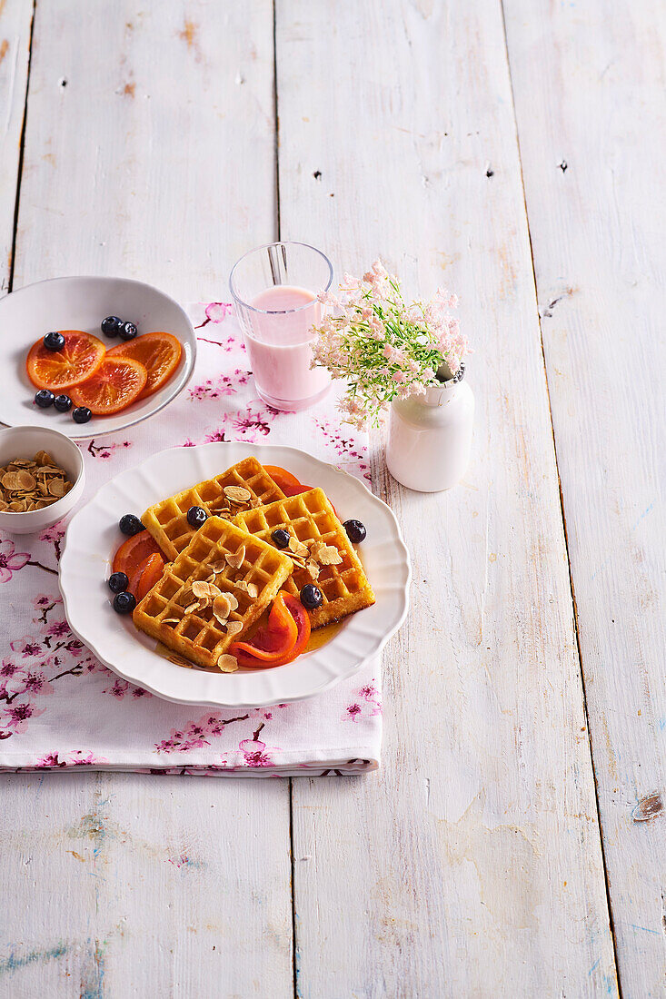 Waffeln mit Honig, Orangen und Mandeln