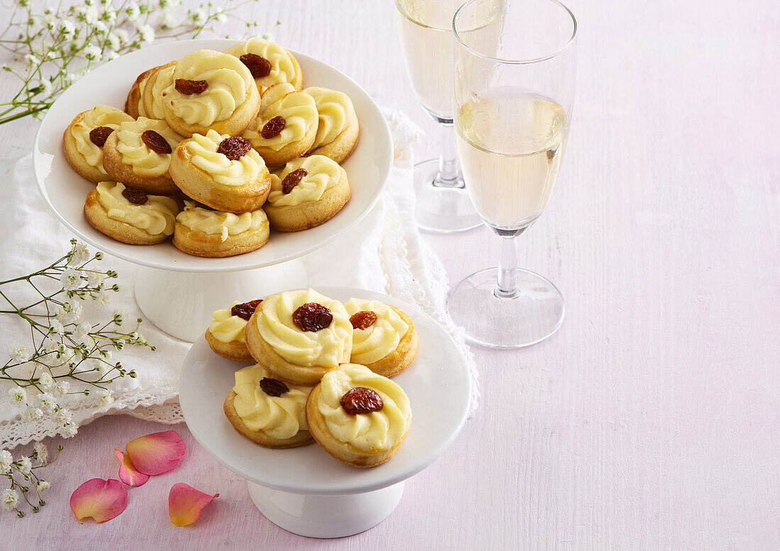 Wedding biscuits with quark and sultanas