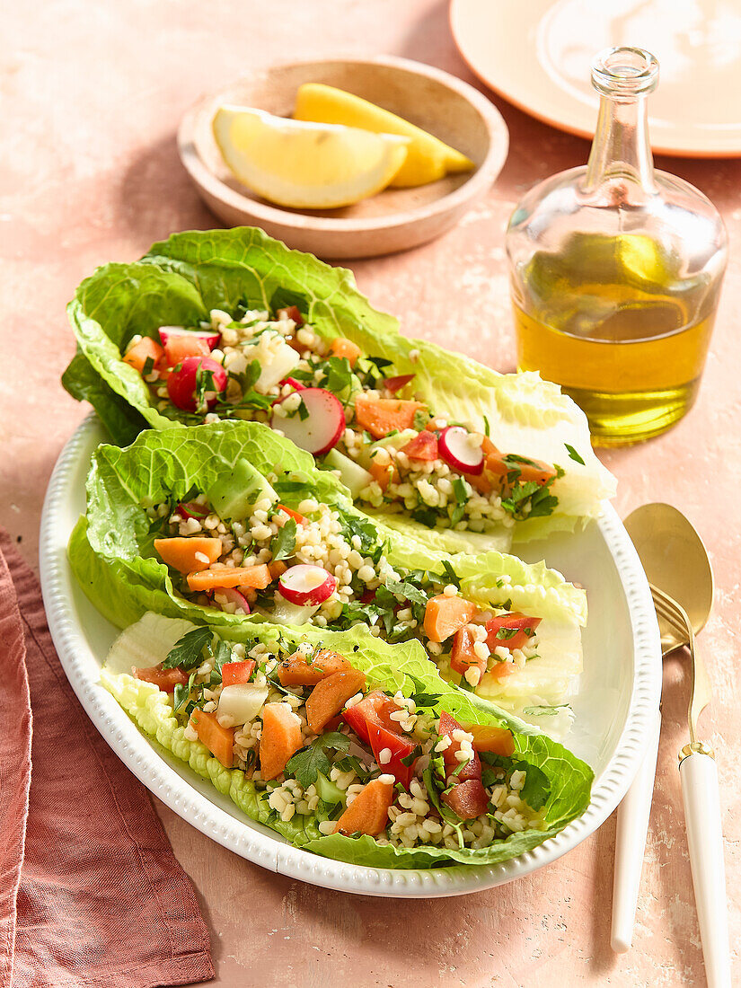 Romanasalatherzen gefüllt mit Gemüse-Bulgur-Salat