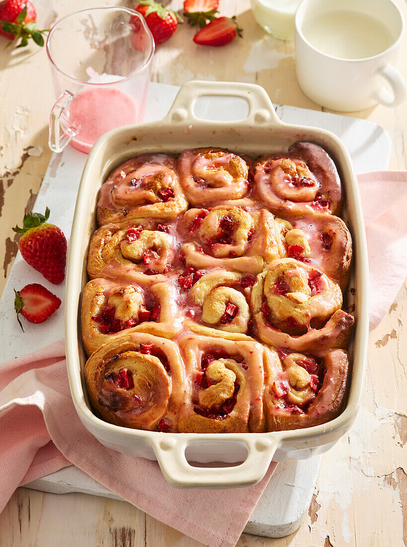 Yeast buns with strawberry filling and icing