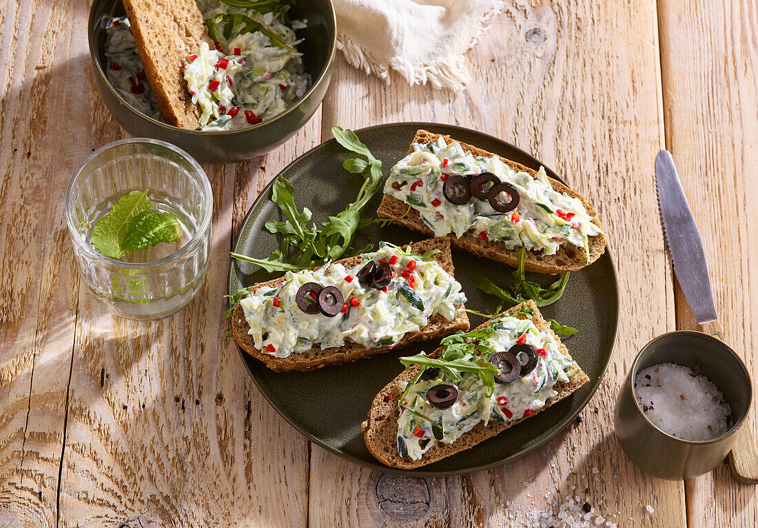 Bruschetta mit Zucchiniaufstrich und schwarzen Oliven