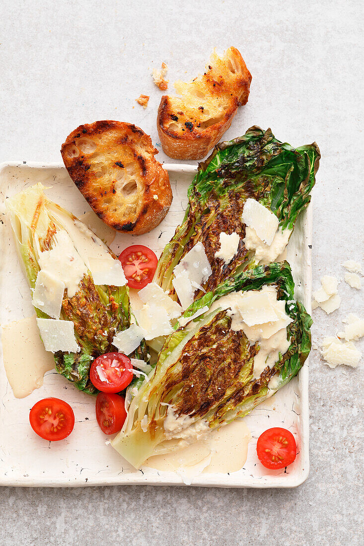 Gegrillte Salatherzen mit Kirschtomaten und Parmesan