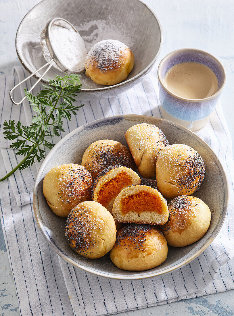 Hefebrötchen mit Möhrenfüllung