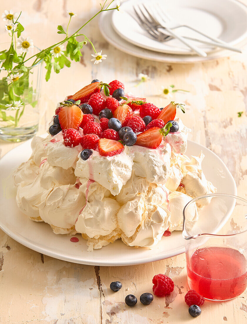 Pavlova mit Beeren