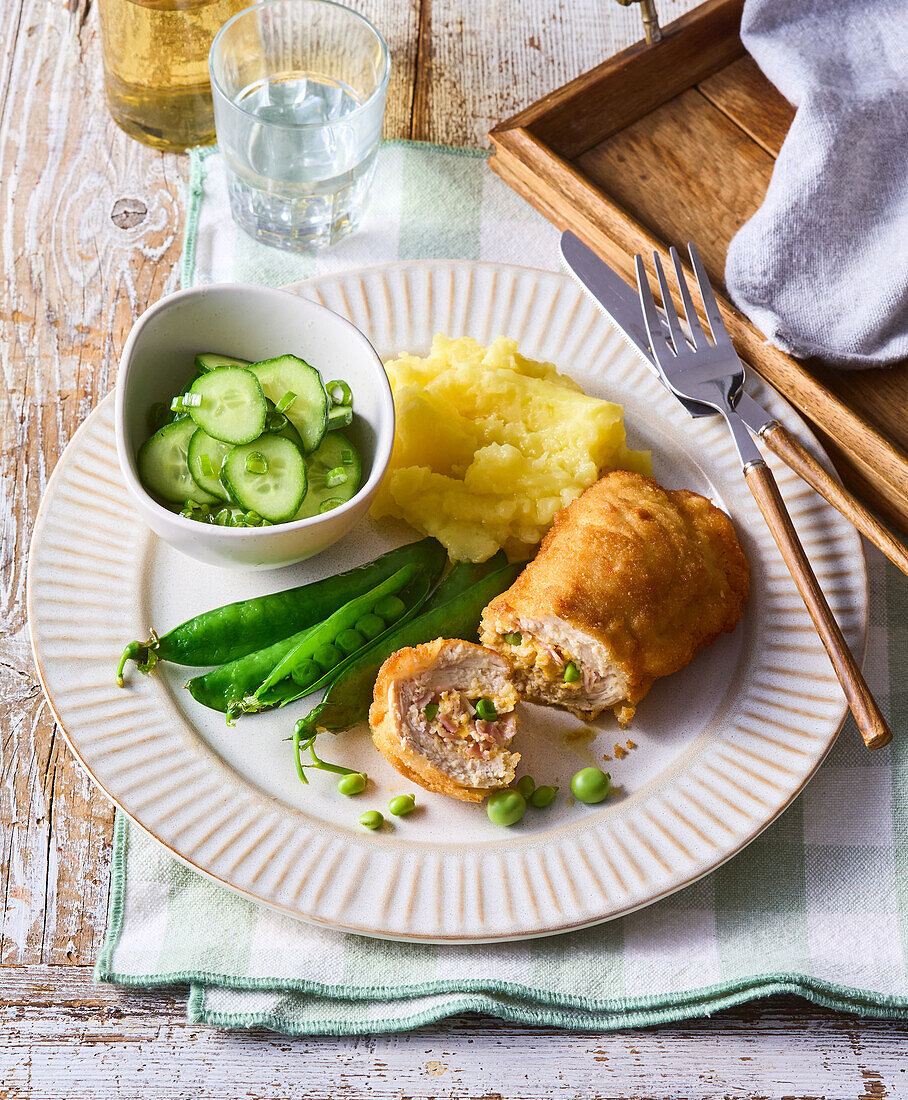 Gefüllte Hähnchenschnitzel mit Kartoffelpüree und Gemüse