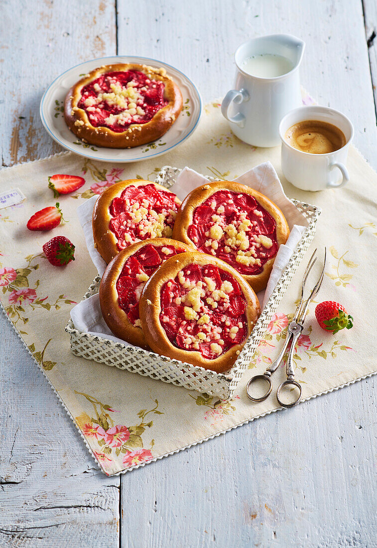 Strawberry and yeast tartlets with crumble