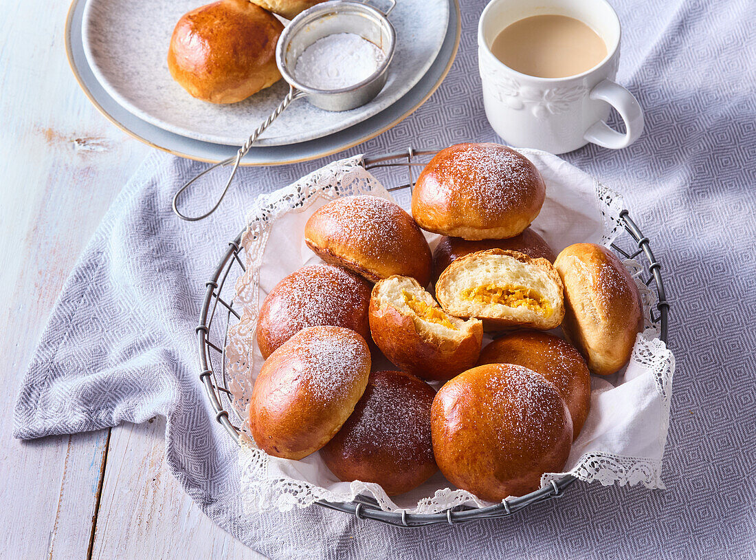 Süße Hefebrötchen mit Möhrenfüllung