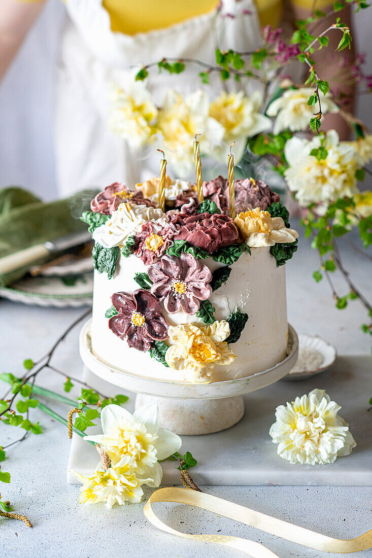 Blumen-Buttercremetorte zu Ostern