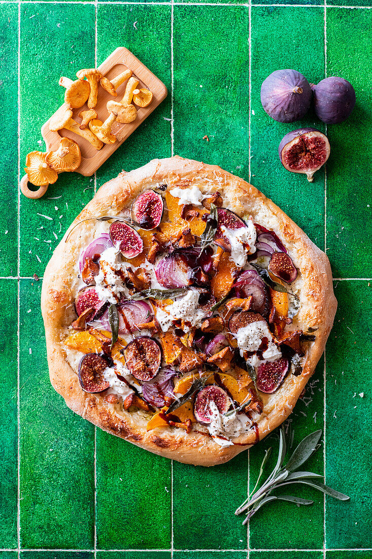 Pumpkin and fig pizza with goat's cheese and nuts