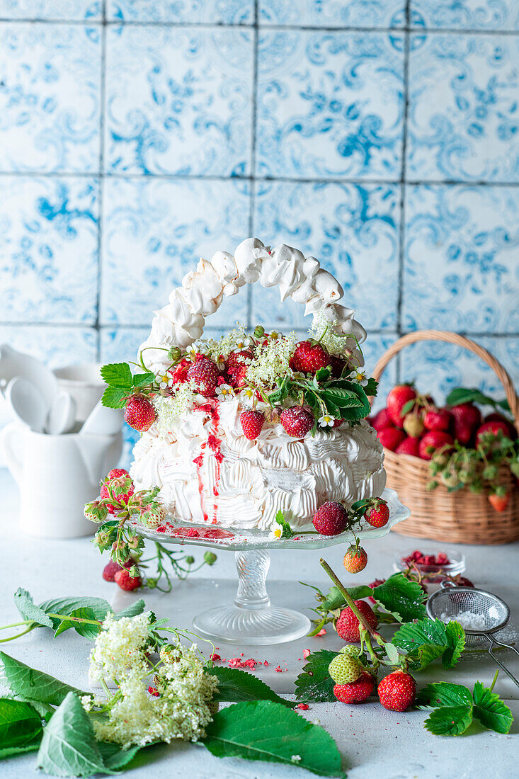 Erdbeer-Holunder-Pavlova-Korb