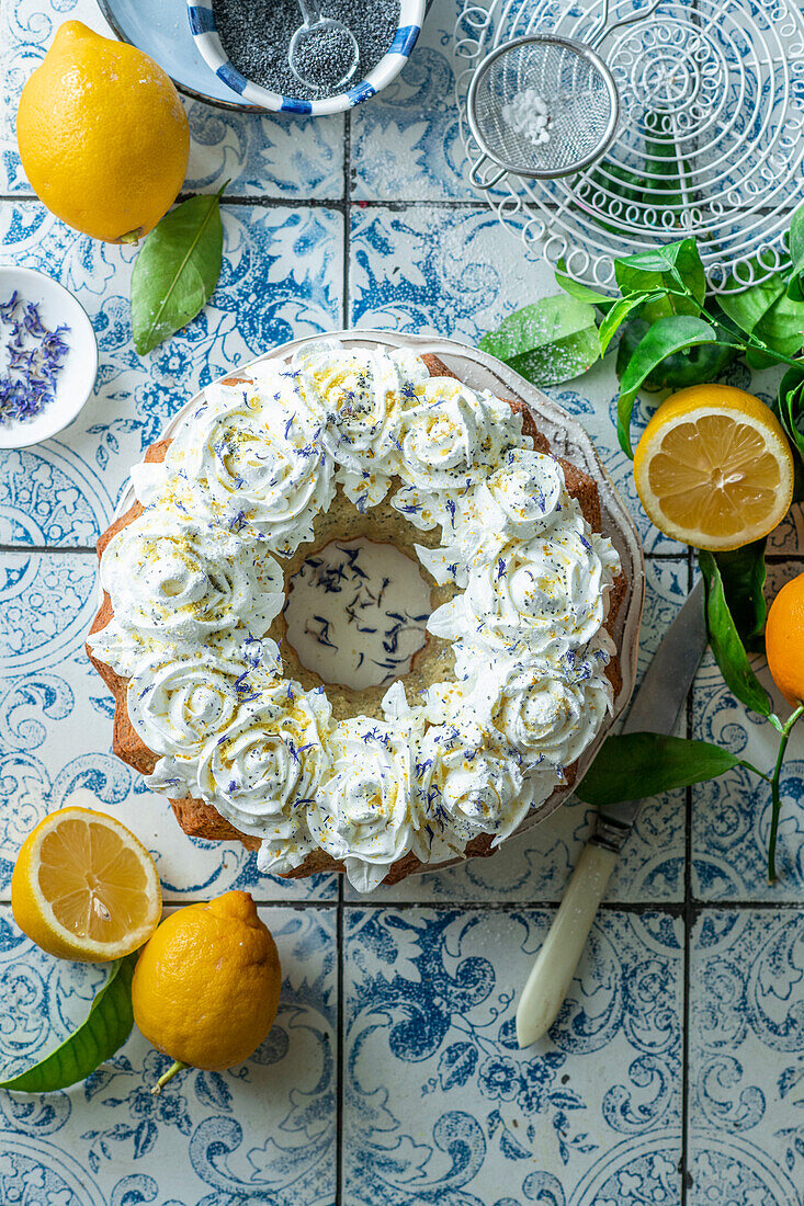 Zitronenkuchen mit Meringue-Rosen