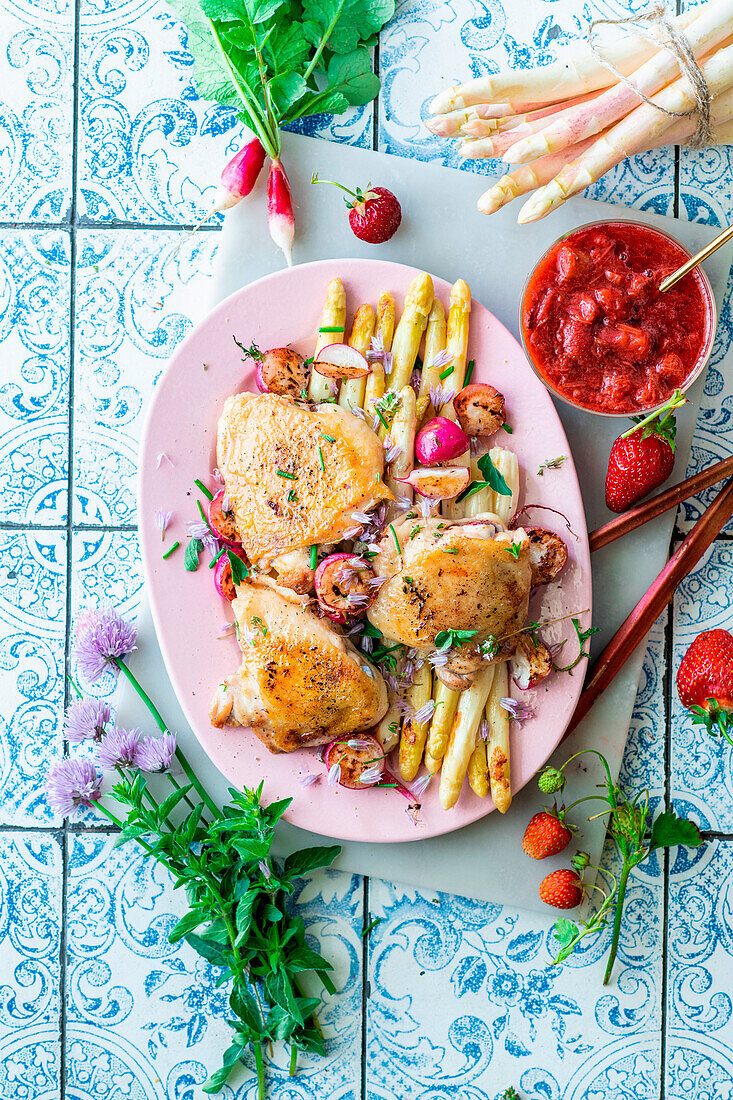 Gebratene Hähnchenbrust mit weißem Spargel und Erdbeersauce