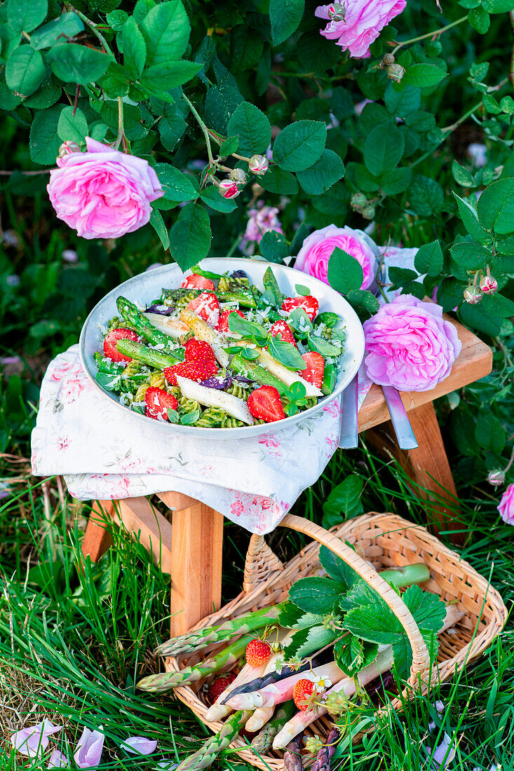 Pasta-Spargel-Salat mit Erdbeeren