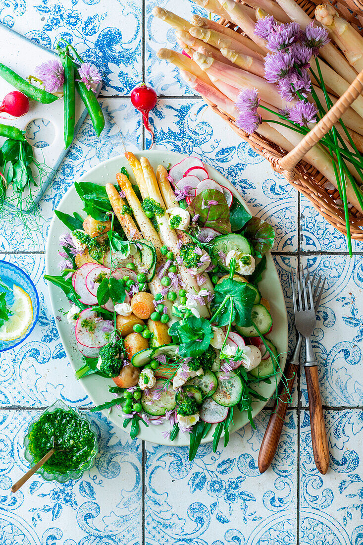 Weißer Spargelsalat mit grünem Gemüse