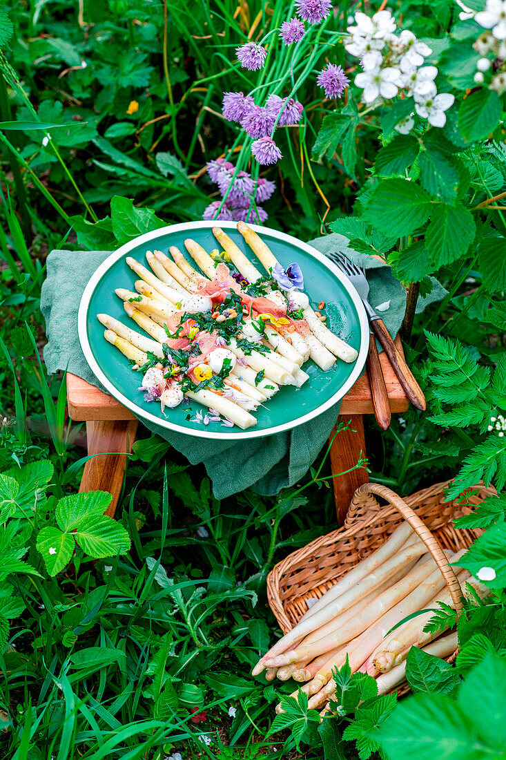 Weißer Spargel mit Rucola-Vinaigrette und Prosciutto