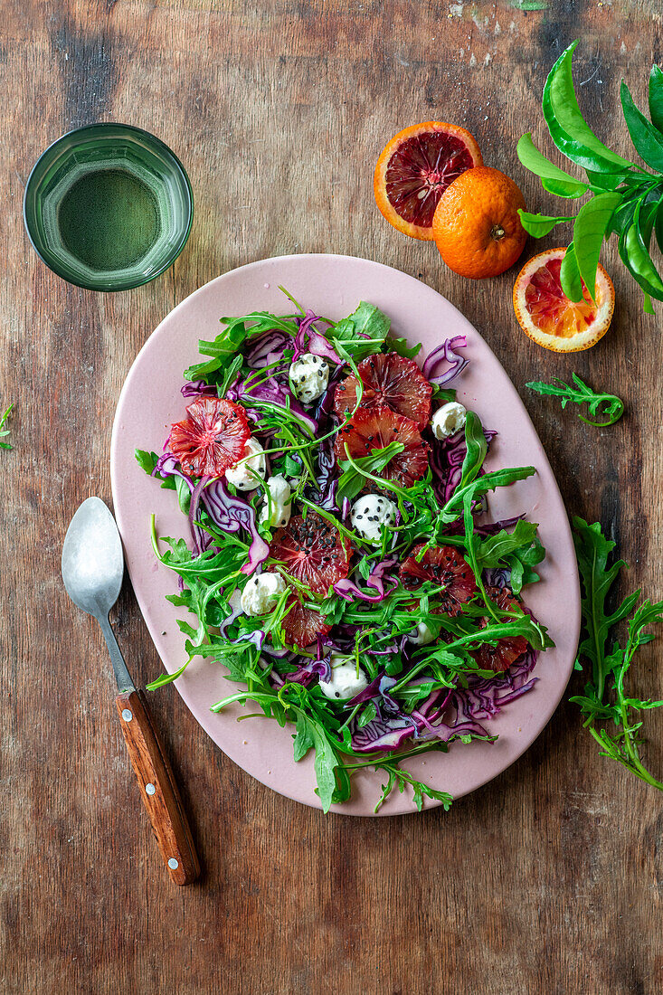 Blutorangen-Rucola-Salat mit Rotkohl und Minimozzarella