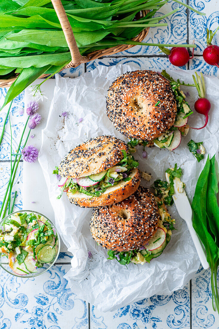 Bagels mit Eiern, Bärlauch, Gurken und Radieschen