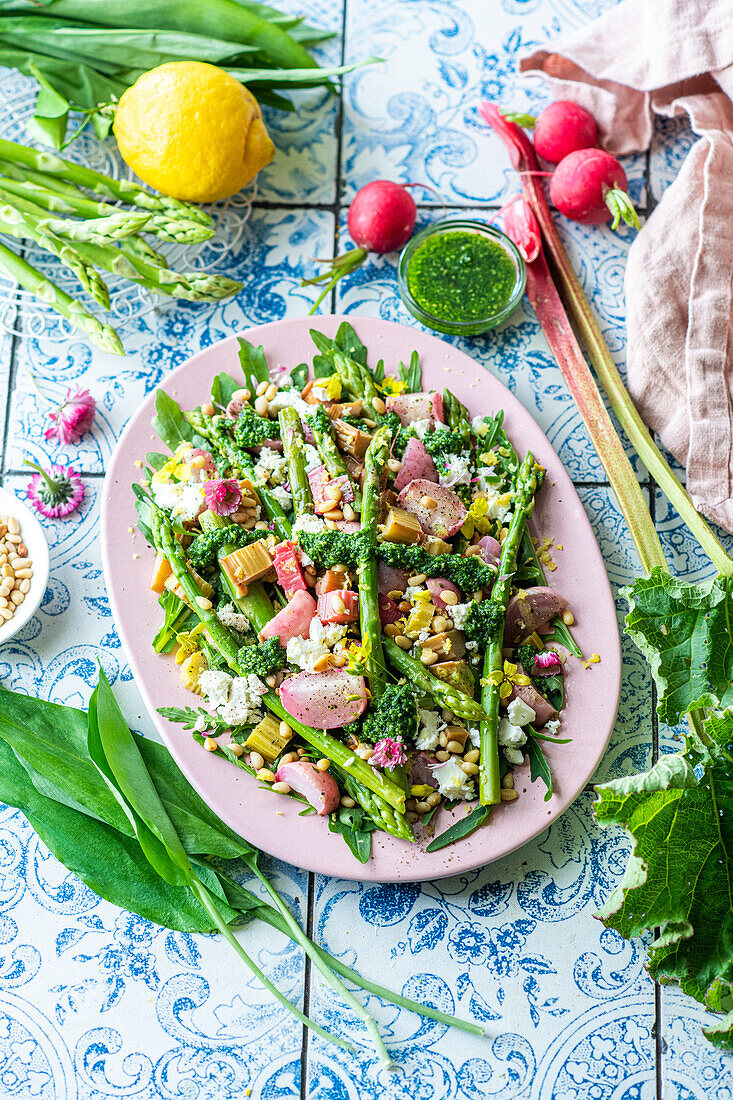 Spring salad with wild garlic