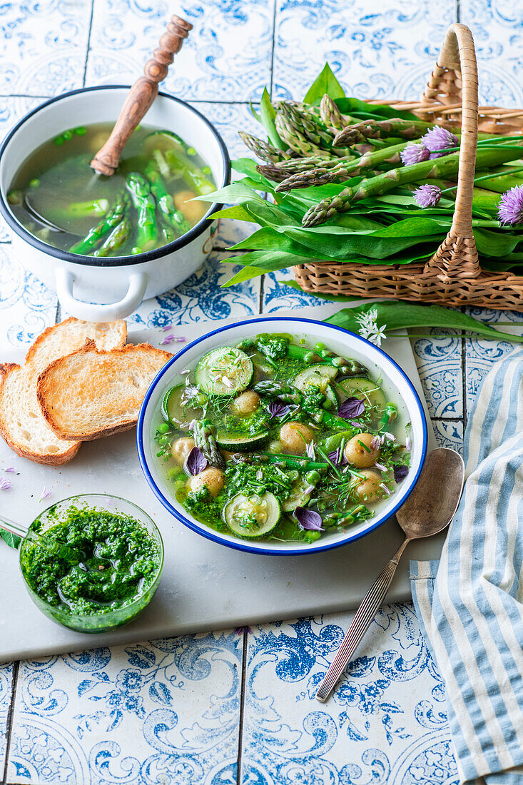 Gemüsesuppe mit Bärlauch-Pesto