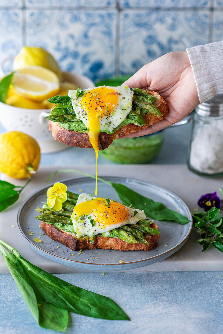 Bärlauch-Spargel-Brot mit Spiegelei