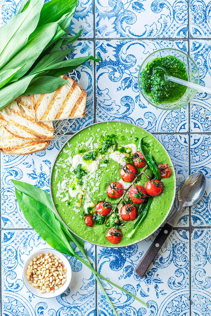 Bärlauch-Cremesuppe mit Tomaten