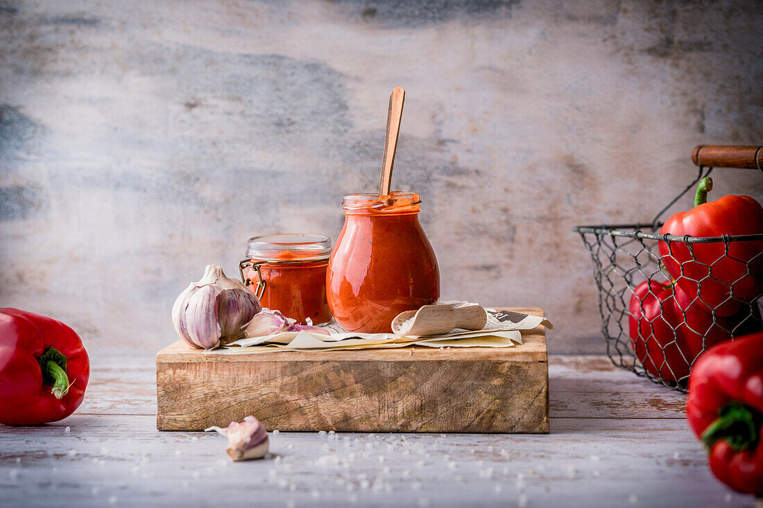 Selbstgemachtes Ajvar mit Knoblauch und Paprika