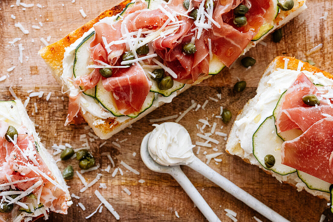 Italian toast with cream cheese, zucchini and prosciutto