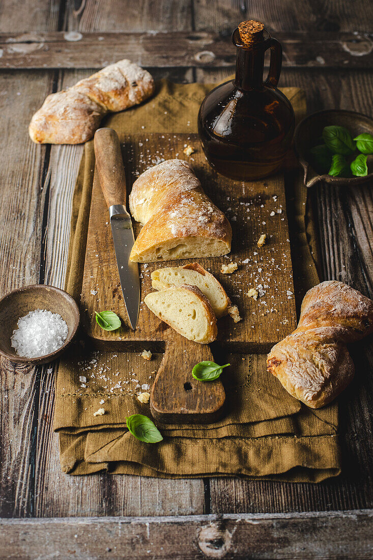 Hausgemachtes Ciabatta mit Salz und Olivenöl