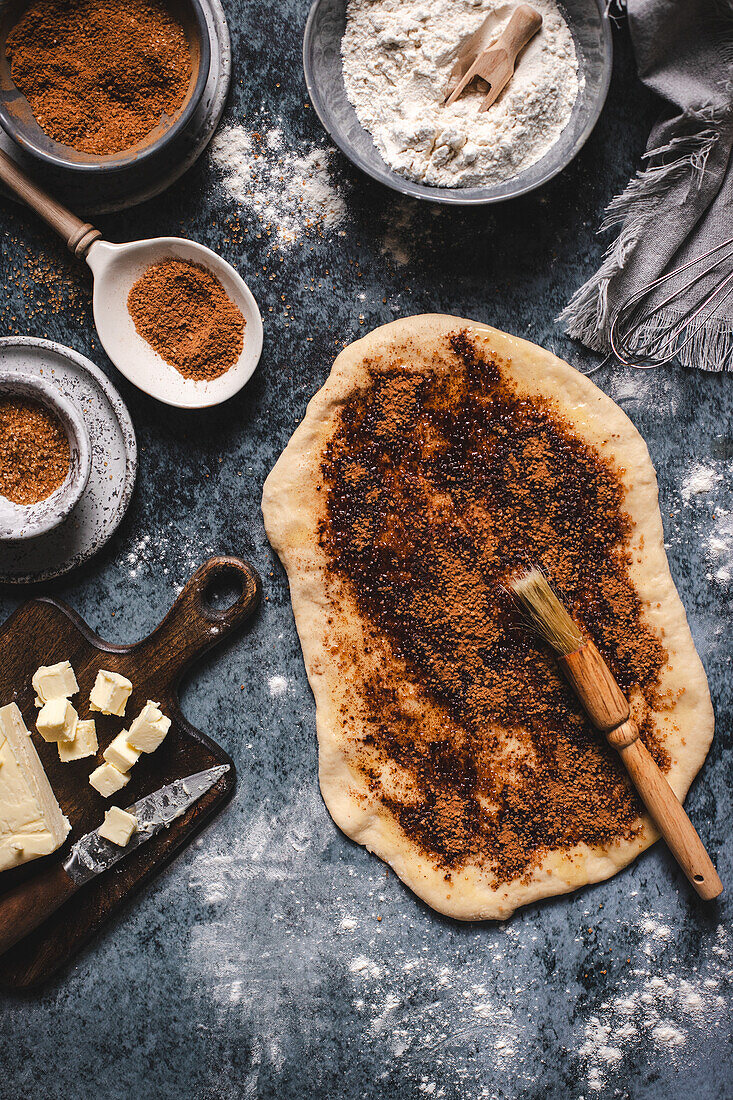 Zubereitung von Zimtschnecken mit Zimt und Zucker